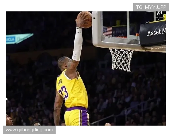 里夫斯精准传球助攻詹姆斯轻松上篮打板得分精彩瞬间 里夫斯精准传球助攻詹姆斯轻松上篮打板得分精彩瞬间